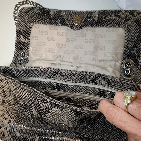 Micheal Kors purse - Picture 3 of 6